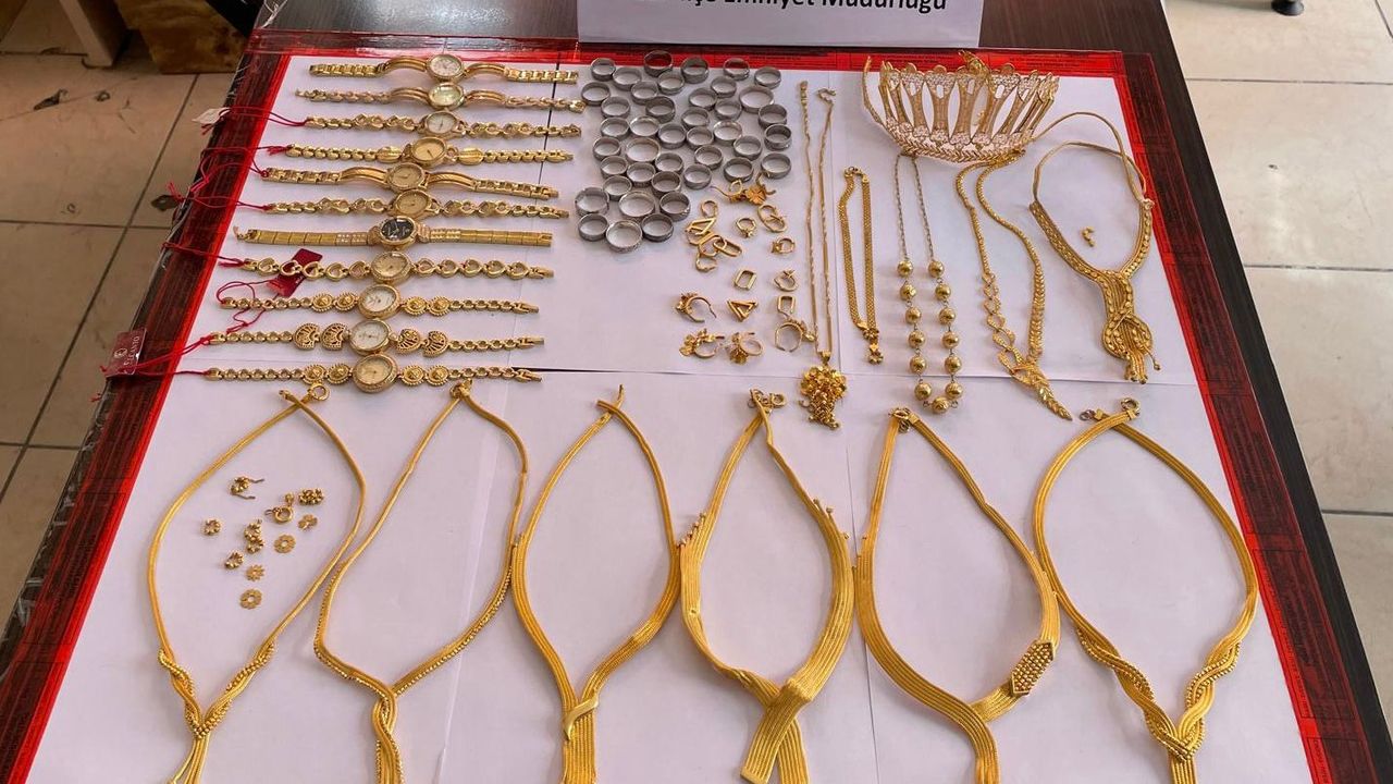 Bitlis'te duvarı delerek kuyumcudan altın çalan 5 şüpheli yakalandı