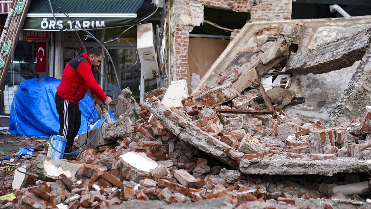 Balıkesir Sındırgı merkezli depremde yıkılan binaların enkazı kaldırılıyor