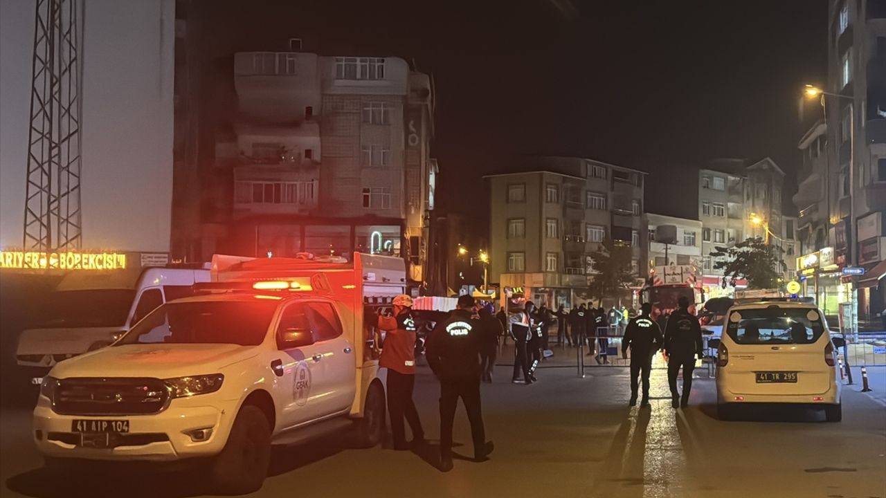 Bakan Kurum, Kocaeli'de çöken apartmanın bulunduğu bölgede inceleme yaptı