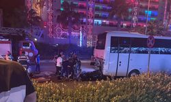 Antalya'da park halindeki midibüse çarpan motosikletteki 2 kişi öldü