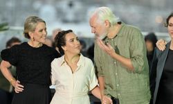 Assange, Cannes'a Gazze'de öldürülen binlerce çocuğun isminin yer aldığı tişörtle katıldı