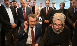 Bakan Tekin, Van'da Milli Eğitim Bakanlığı İletişim Merkezi'nde çağrı yanıtladı: