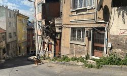 Beyoğlu'nda yokuşta kayan çöp kamyonu bina ve otomobile hasar verdi