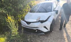 Bodrum'da EDS ve hız tabelasına çarpan otomobilin devrildiği anlar güvenlik kamerasında