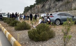 Bodrum'da servis minibüsü ile otomobilin çarpıştığı kazada 15 kişi yaralandı