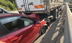 Bolu'da kamyona çarpan otomobildeki 2 kişi yaralandı