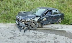 Bursa'da 2 otomobilin çarpıştığı kazada 3 kişi yaralandı