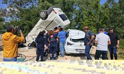 Bursa'da otomobil ile panelvanın çarpıştığı kazada 3 kişi yaralandı