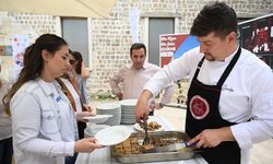 Edirne'de Türk Mutfağı Haftası etkinliğinde vatandaşlara ciğer sarma ikram edildi