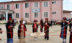 Gönüllü gençlerden köy okulundaki öğrenciler için mezuniyet töreni