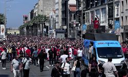 Greve çıkan İzmir Büyükşehir Belediyesi işçileri yürüyüş yaptı