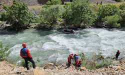 Hakkari'de dereye düşerek kaybolan genci arama çalışmaları 12. gününde sürüyor