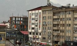 Hakkari'de şiddetli rüzgar nedeniyle bir binanın çatısı zarar gördü