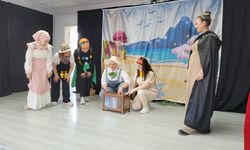 İlkokul öğrencilerinin velileri çocuklara sevgi ve saygıyı tiyatro oyunu ile anlattı