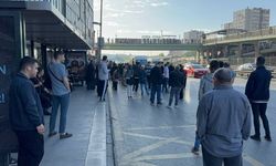 İstanbul'da Özel Halk Otobüsü şoförlerinin kontak kapatması nedeniyle duraklarda yoğunluk yaşanıyor