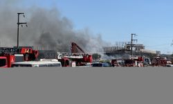 İzmir'de fabrikada çıkan yangına müdahale ediliyor