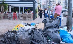 İzmir'de işçilerin grevi nedeniyle temizlik hizmeti de aksıyor