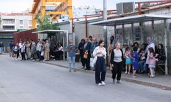 İzmir'de işçilerin grevi nedeniyle toplu taşımada yoğunluk oluştu