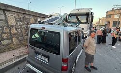 Kocaeli'de istinat duvarından alt sokağa düşen otomobil asılı kaldı