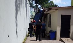Kocaeli'de istinat duvarından düşerek asılı kalan otomobilin sürücüsü yaralandı