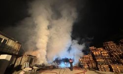 Kocaeli'de palet deposunda çıkan yangın söndürüldü