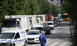 Kosova'nın başkenti Priştine'de çöpçüler belediye önünde greve gitti
