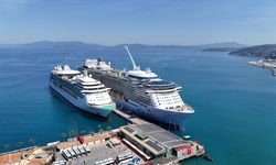 Kuşadası'na 2 gemiyle 8 bin 507 turist geldi