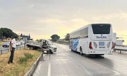 Manisa'da refüje çarpan kamyonetteki yolcu öldü, sürücü yaralandı