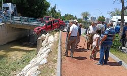 Mersin'de trafik kazasında sulama kanalı kenarında asılı kalan otomobildeki 3 kişi yaralandı