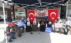 Muş'ta evlatlarına kavuşmak isteyen aileler DEM Parti önündeki eylemlerini sürdürdü