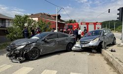 Sakarya'da iki otomobilin çarpıştığı kazada 4 kişi yaralandı