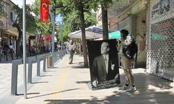 Tekirdağ'da yatay bırakılan Atatürk portrelerini fark eden vatandaşların hassasiyeti kamerada