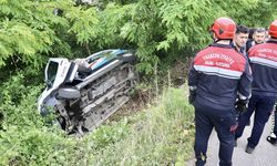 Trabzon'da park halindeki minibüsün kayarak şarampole devrildiği kazada 5 kişi yaralandı