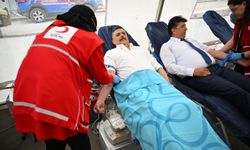 Türk Kızılayın "altın madalya"lı bağışçısı Erzurum Valisi Çiftçi, 43. kez kan verdi