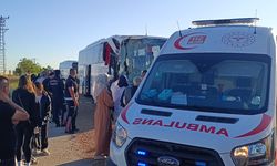 Afyonkarahisar'da yolcu otobüsünün tıra çarptığı kazada 24 kişi yaralandı