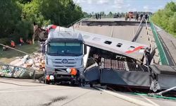 GÜNCELLEME - Rusya'da otoyol köprüsünün yolcu treninin üzerine çökmesi sonucu 7 kişi öldü