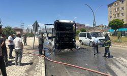 Hakkari'de seyir halindeki tırın çekicisi yandı