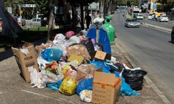İzmir Buca'da işçilerin grevi sebebiyle oluşan çöp yığınları tepkilere neden oluyor