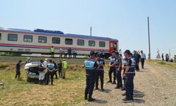 Muş'ta hemzemin geçitte trenin çarptığı otomobilin sürücüsü yaralandı
