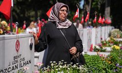 Şehit aileleri, arife günü Edirnekapı Mezarlığı'nı ziyaret etti