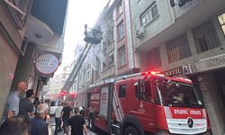 Zeytinburnu'nda 3 katlı binada çıkan yangında balkondan atlayan çocuk yaralandı