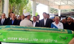 Bakan Bayraktar, vefat eden teyzesinin Hatay'daki cenaze törenine katıldı