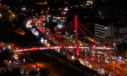 Kocaeli'de üst geçitler "Terörsüz Türkiye"ye destek için Türk bayrağının renkleriyle ışıklandırıldı