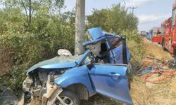 Sakarya'da otomobilin direğe çarptığı kazada 14 yaşındaki sürücü ve kardeşi öldü