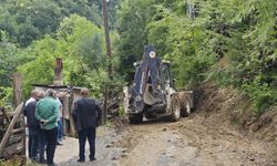 Samsun'da sağanak nedeniyle mahalle grup yolunda heyelan oluştu