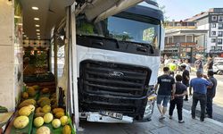 Sultanbeyli'de yokuşta kayan tırın 5 araçta hasara neden olduğu kaza kamerada