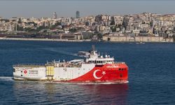 Somali'deki görevini tamamlayan Oruç Reis Sismik Araştırma Gemisi, İstanbul Boğazı'ndan geçiyor