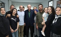 Cumhurbaşkanı Erdoğan, 15 Temmuz'da 3 yakını şehit olan Muzaffer Gülşen'i evinde ziyaret etti