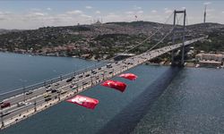 İstanbul Boğazı'ndaki köprülere Türk bayrağı asıldı