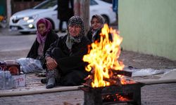 Balıkesir Sındırgı merkezli depremlerin hasara neden olduğu mahallelerin sakinleri geceyi sokakta geçirdi